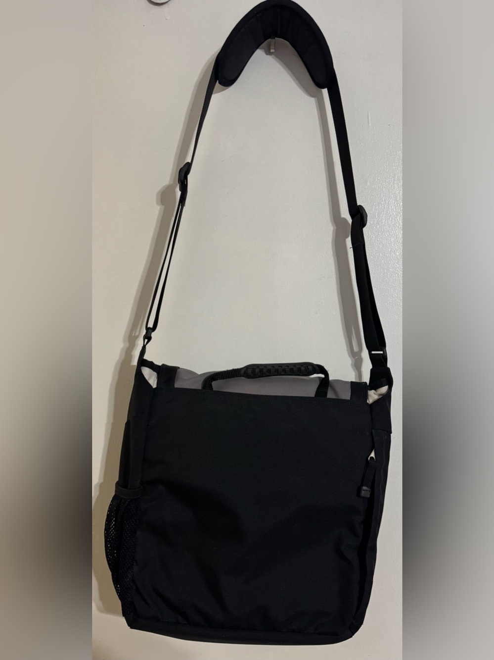 Eddie Bauer Gray & Black Crossbody Computer Bag EUC - Picture 3 of 16